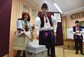 Členové chasy hlasovali v komunálních volbách v Popovicích na Uherskohradišťsku, kde se ten den konaly zároveň tradiční slovácké hody. (Foto: Glück Dalibor)