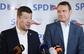 Předseda SPD Tomio Okamura (vlevo) a místopředseda hnutí Radim Fiala ve volebním štábu v Praze. (Foto: Deml Ondřej)