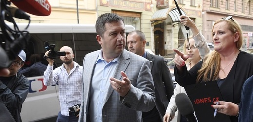 Jan Hamáček (ČSSD) přijíždí do volebního štábu strany v Lidovém domě.