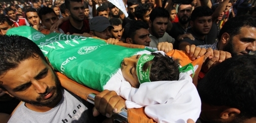 Truchlící nesou tělo 12ti letého Farise al-Sersawiha, který byl zastřelen izraelskými vojáky během protestů.