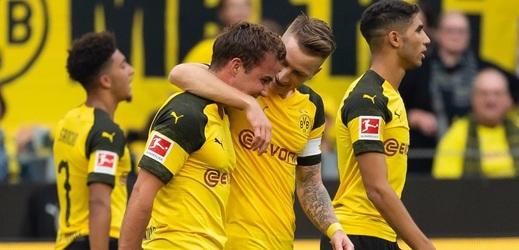 Fotbalisté Dortmundu se radují po jedné ze svých tref.
