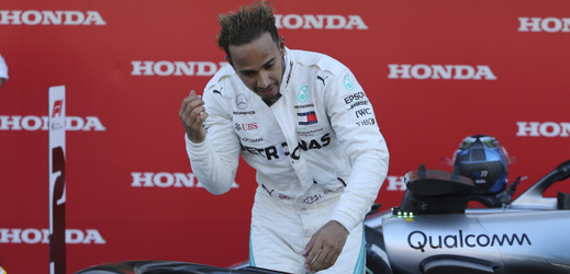 Lewis Hamilton vyhrál v Japonsku a příště může oslavit celkový triumf. 