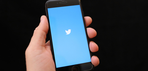 Logo sociální sítě Twitter na obrazovce mobilního telefonu.