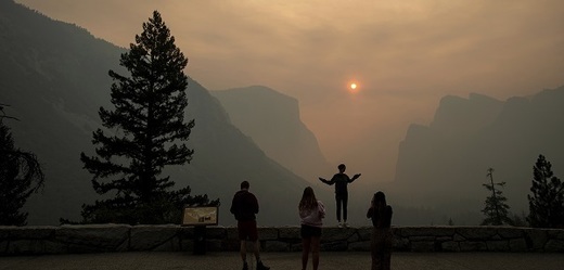 Yosemitský národní park zahalený v oblaka kouře. Lesní požár si zde vyžádal oběti na životech.