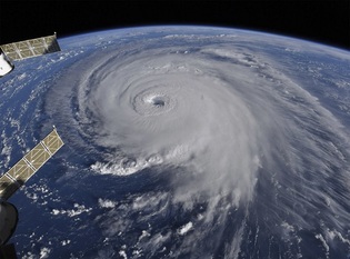 Satelitní snímek hurikánu Florenc.