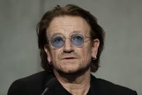 Frontman známé irské skupiny U2 Bono.