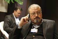 Saúdskoarabský novinář Džamál Chášakdží po kterém se slehla zem (vpravo).