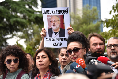 Protesty za propuštění novináře Džamála Chášakdžího.