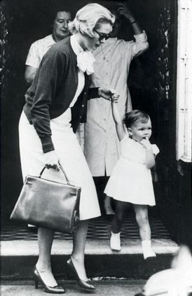 Grace Kellyová s dcerou Caroline. Na snímku má kněžna tašku Hermès.