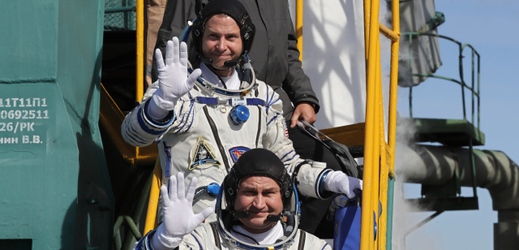 Ruský kosmonaut Alexej Ovčinin (dole) a americký astronaut Nick Hague.