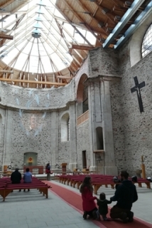 Kostel v Neratově je oblíbeným poutním místem.