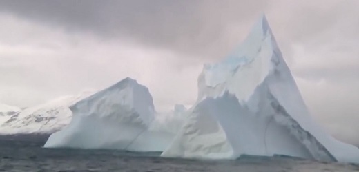 Obří ledovec, který se objevil v severním Atlantiku.