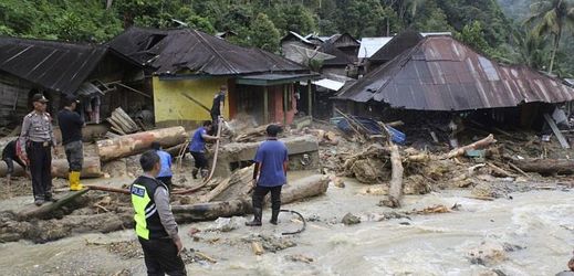 Následky záplav na indonéském ostrově Sumatra.