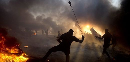 Palestinci protestují v Pásmu Gazy.