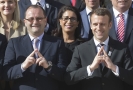 Aspirant na předsedu MOV Patrick Baumann nečekaně zemřel (na snímku s francouzským prezidentem na mistrovství světa ve fotbale).