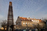 Monumentální památník v podobě kolejí vedoucích k obloze - Brána nenávratna, od sochaře Aleše Veselého před nádražím Praha Bubny.