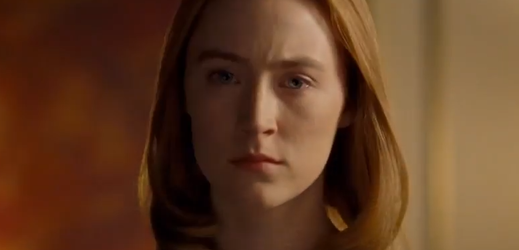 Saoirse Ronanová coby nervózní, ale přesto velkorysá mladá žena.