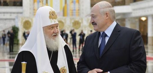 Běloruský prezident Alexandr Lukašenko (vpravo) a Patriarcha Kirill (vlevo).