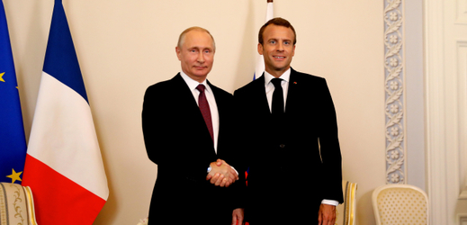 Zleva: Vladimir Putin, Emmanuel Macron.
