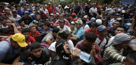 Za lepším životem v USA míří karavana 2000 honduraských migrantů.