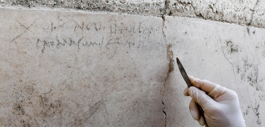 Nápis uhlem na zdi, který archeologové nalezli v neprobádané části antického přístavu.