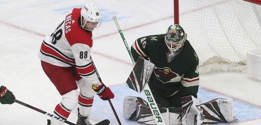 Martin Nečas zaznamenal v NHL první gól v kariéře. 
