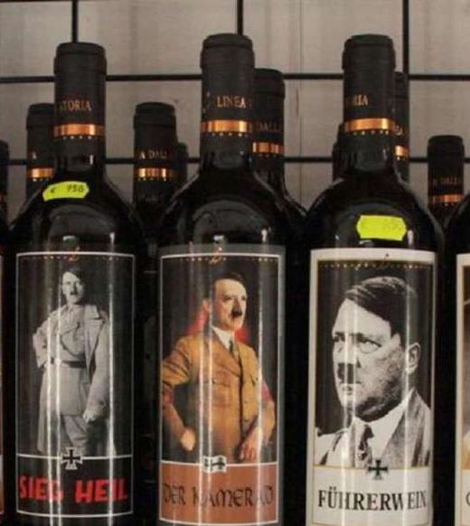 AfD chce vyloučit poslankyni, kvůli fotu s Hitlerem na víně