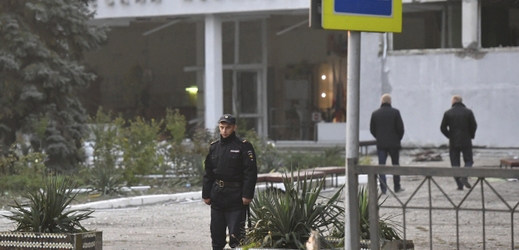 Policie před školou, kde došlo k útoku.