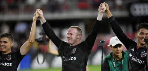 Wayne Rooney oslavuje se svými spoluhráči výhru.