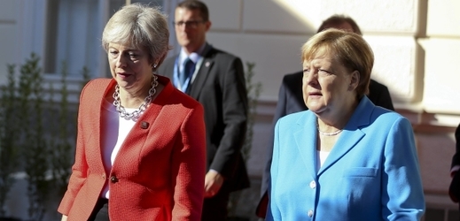 Britská premiérka Theresa Mayová (vlevo) a německá kancléřka Angela Merkelová (vpravo).