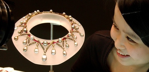 Před deseti lety se v aukci vydražil náhrdelník Marie Antoinetty, teď jdou do dražby další cennosti francouzské panovnice.