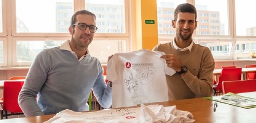 Tenisté Radek Štěpánek a Novak Djokovič podpořili projekt společnosti Women for Women.