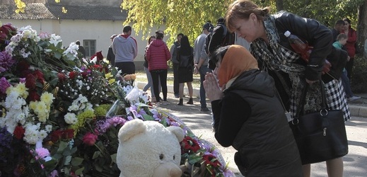 Lidé v Kerči se přišli rozloučit s oběťmi mladého střelce.