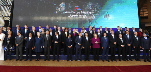 Lídři evropských a asijských zemí na pátečním summitu.