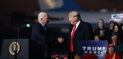 Poslanec Sněmovny reprezentantů Greg Gianforte (vlevo) a prezident USA Donald Trump na předvolebním mítinku.