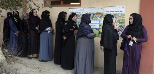 V Afghánistánu byly volby kvůli zpožděním prodlouženy do neděle.