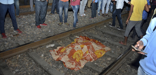 Oběť pátečního neštěstí na železnici v Indii.