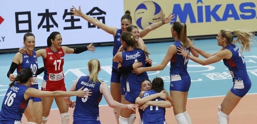 Srbské volejbalistky se radují po postupu do finále.