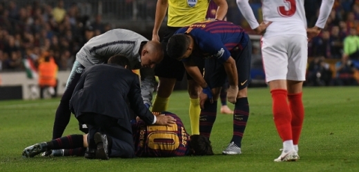 Lionel Messi v péči lékařů.