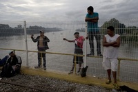 Migranti na hranicích mezi Guatemalou a Mexikem.
