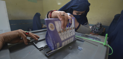 Zhruba tři miliony Afghánců odevzdaly svůj hlas v sobotních parlamentních volbách.