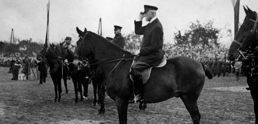 Tomáš Garrigue Masaryk na koni při přehlídce.