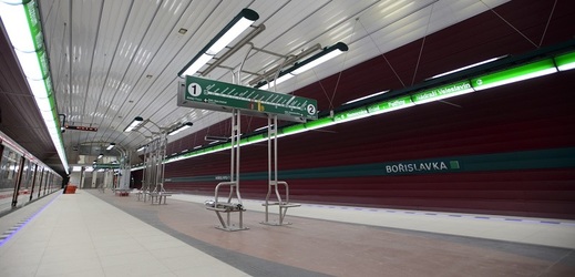 V neděli nejezdilo dvě a půl hodiny metro mezi stanicemi Náměstí Míru a Bořislavka.