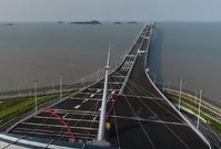 Rekordně dlouhý most spojuje čínská území Hongkong, Macao a město Ču-chaj.