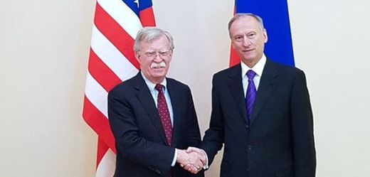 Bezpečnostní poradce amerického prezidenta John Bolton (vlevo) a šéf ruské bezpečnostní rady Nikolaj Patrušev.
