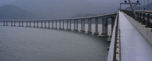 55 kilometrů dlouhý most spojující čínská území Hongkong, Macao a město Ču-chaj v pevninské Číně.
