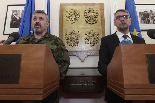 Náčelník Generálního štábu Armády ČR Aleš Opata (vlevo) a ministr obrany Lubomír Metnar (vpravo).