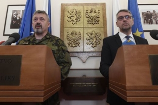 Náčelník Generálního štábu Armády ČR Aleš Opata (vlevo) a ministr obrany Lubomír Metnar (vpravo).