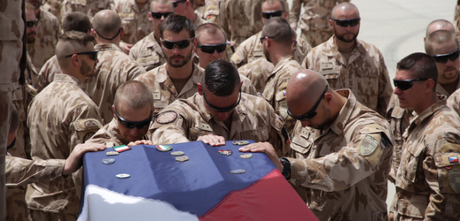 Čeští vojáci se v Afghánistánu loučí se svým padlým kolegou.