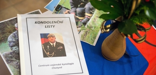 Pietní místo připomínající vojáka Tomáše Procházku, který zemřel při útoku na vozidlo české jednotky v afghánské provincii Herát, bylo 23. října zřízeno v Centru vojenské kynologie Chotyně.